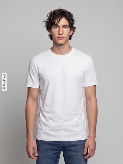 Männermodel trägt T-Shirt mit Rundhalsausschnitt von Christian Berg Men in Weiß, gerade Passform, kurze Ärmel, eingefasste Abschlüsse, Ganzkörperansicht von vorne, KI-modifiziertes Bild.