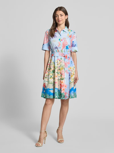 Frauenmodel trägt Hemdblusenkleid mit Bindegürtel von ROBE LÉGÈRE aus Baumwoll-Elasthan-Mix im farbenfrohen Allover-Look, Ganzkörperansicht von vorne.