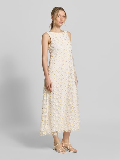 Frauenmodel trägt Midikleid mit floralem Allover-Zierbesatz von Luisa Cerano, taillierte Passform, Rundhalsausschnitt, blickdichter Unterrock, ärmelloses Design, cremefarbene und gelbe Töne, strukturierte Oberfläche, Ganzkörperansicht von vorne.