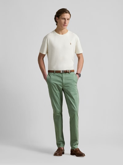Männermodel trägt Regular Fit T-Shirt aus reiner Baumwolle von Polo Ralph Lauren, weiß, einfarbig, Logo-Stitching, Ganzkörperansicht von vorne.