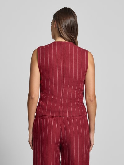 Frauenmodel trägt Weste aus Leinen-Mix Modell 'Claritte' von MSCH Copenhagen in Rot mit weißen Streifen, Regular-Fit, V-Ausschnitt, Ganzkörperansicht Rückansicht, Leinen-Mix mit Viskose-Anteil, Rückenlänge 54 cm, Schulterbreite 37 cm, Brustweite 42 cm bei Größe S.