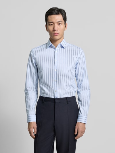 Männermodel trägt Slim Fit Business Hemd aus Baumwoll mit Kentkragen von Jake*s, weiß mit blauen Streifen, Ganzkörperansicht von vorne, context: heren business overhemd van Jake*s, puur katoen, slim fit, Kent kraag, knoopsluiting, ruglengte bij maat 39/40: 69 cm, schouderbreedte bij maat 39/40: 46 cm, mouwlengte bij maat 39/40: 65 cm