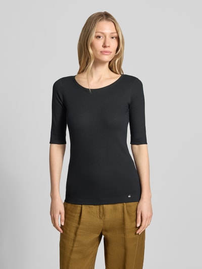 Frauenmodel trägt T-Shirt mit Ärmelaufschlag und Rundhalsausschnitt von Marc Cain in Schwarz, Baumwoll-Mix, fein gerippt, Ganzkörperansicht von vorne.