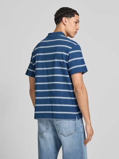 Männermodel trägt Regular Fit Poloshirt mit Logo-Stitching von Calvin Klein Jeans, Reine Baumwolle, Polokragen, Rückenansicht, Rückenlänge 69 cm.