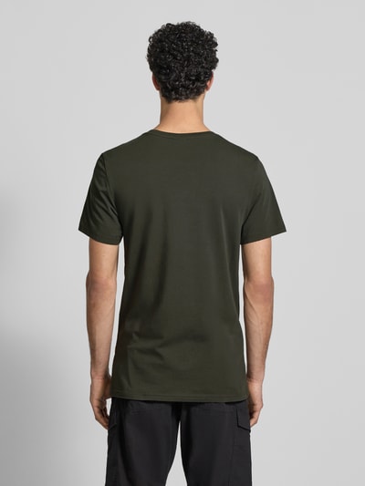 Männermodel trägt Slim Fit T-Shirt mit Logo-Stitching von G-Star Raw, dunkelgrün, Baumwoll-Mix, glatte Struktur, Ganzkörperansicht Rückansicht.