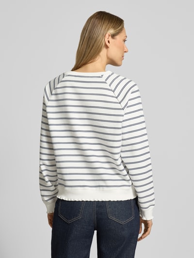 Frauenmodel trägt Regular Fit Sweatshirt aus Baumwoll-Mix von Tom Tailor Denim mit Allover-Streifendesign in Weiß und Dunkelblau, gerippte Abschlüsse, Ganzkörperansicht Rückansicht.