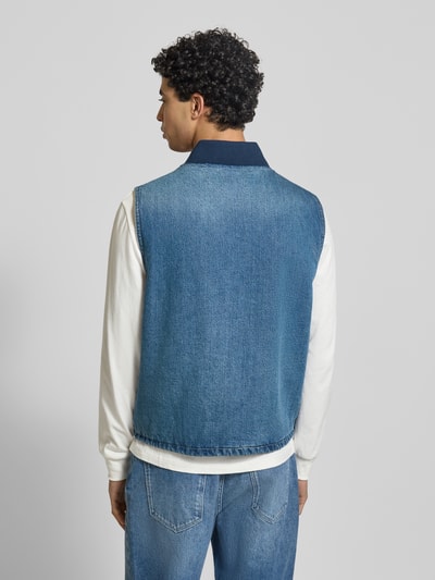 Männermodel trägt Regular Fit Weste in Denim-Optik Modell 'Sansome' von Levi's®, blaue Textur, Ganzkörperansicht Rückansicht.