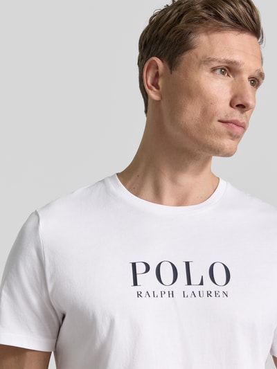 Männermodel trägt Regular Fit Pyjama-Oberteil aus reiner Baumwolle Modell 'CREW-SLEEP-TOP' von Polo Ralph Lauren Underwear in Optik: Unifarben mit Logo-Stitching und Label Print, Nahaufnahme Oberkörper.