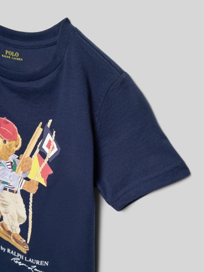 Mädchen trägt Regular Fit T-Shirt aus reiner Baumwolle von Polo Ralph Lauren Kids, navy, Motiv-Print, Label-Schriftzug, Nahaufnahme Oberkörper.