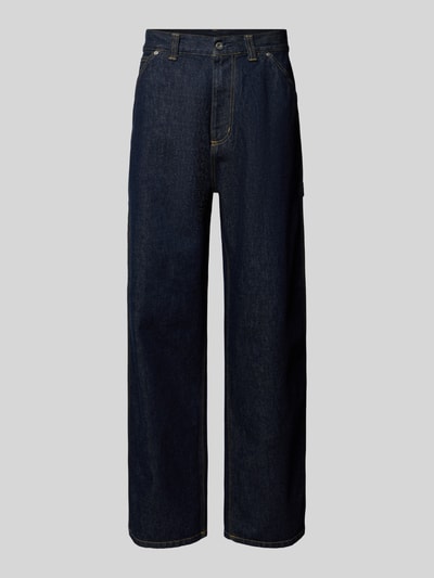 Produktfoto, dunkelblaue Relaxed Fit Jeans Modell 'Belmont' von Carhartt Work In Progress aus reiner Baumwolle mit Eingrifftaschen, Jeansstruktur.