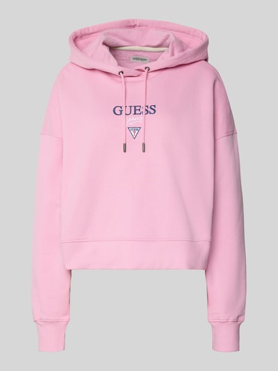 Produktfoto, różowa bluza z kapturem z wyhaftowanym logo, bawełna, krój relaxed fit, model 'Baker' od Guess Jeans