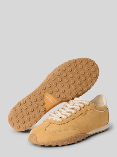 Produktfoto, Sneaker aus echtem Leder mit Logo-Detail Modell 'Bridge' von HOFF in Beige, abgerundete Form, Schnürverschluss, profilierte Sohle, Kontext Damen Sneaker, 1 cm Absatz, 7 cm Schafthöhe, 10 cm Schaftweite