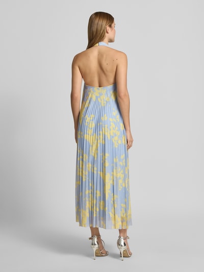 Frauenmodel trägt plissiertes Freizeitkleid mit Allover-Muster Modell 'GALLO' von MAX&Co., Maxi-Länge, hochgeschlossen, Neckholder, gerade Farben in Hellblau und Gelb, Ausgestellt, Ganzkörperansicht Rückansicht