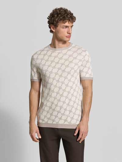 Männermodel trägt T-Shirt mit Viskose-Anteil und Rundhalsausschnitt Modell 'Ravao' von JOOP! Collection, Modern Fit, cremebraunes Muster, Nahaufnahme Oberkörper.