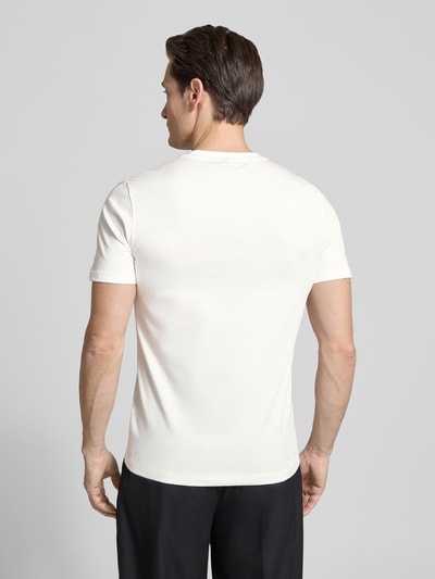 Męski model trägt T-shirt mit Rundhalsausschnitt von Antony Morato, mieszanka bawełny i elastanu, krój regular fit, motyw, długość tyłu w rozmiarze M: 69 cm, widok całej sylwetki od tyłu.
