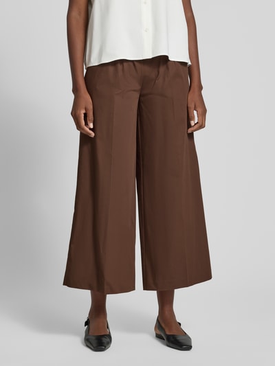 Frauenmodel trägt Culotte mit Eingrifftaschen Modell 'Jenny' von TONI in Braun, Wide Leg, Baumwoll-Mix, Nahaufnahme Oberkörper.
