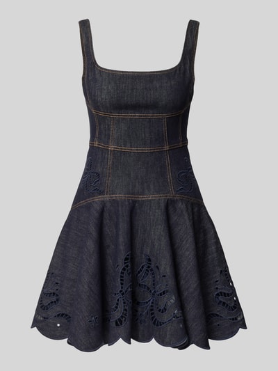 Produktfoto, Minikleid in Denim-Optik von Self-Portrait im taillierten Schnitt aus elastischem Baumwoll-Mix mit Loch-Stickereien, ärmelloses Design, dunkles Blau, sichtbare Nähte, Saum mit welliger Form, strukturierte Oberfläche, Maße Größe 36: Gesamtlänge 63 cm, Brustweite 42 cm, Taillenweite 35 cm.