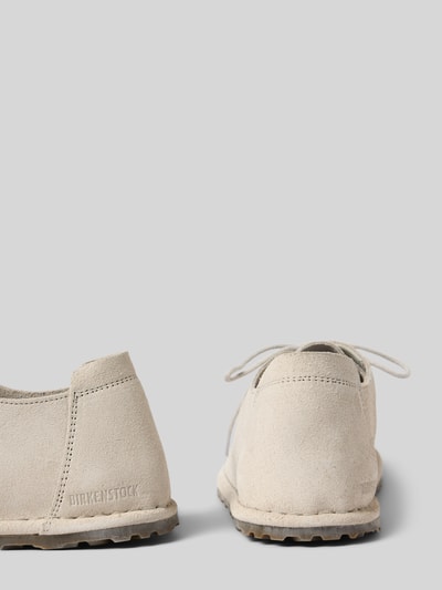 Produktfoto, Schnürschuhe aus Veloursleder Modell 'UTTI LACE' von Birkenstock in Beige mit abgerundete Spitze, profilierte Sohle, Absatzhöhe 4 cm, Schafthöhe 6 cm, Schaftweite 6 cm, Größe 40, Textur matt und leicht strukturiert