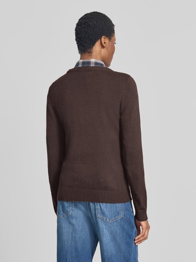 Frauenmodel trägt Strickpullover aus Viskose-Mix von VILA in Braun, taillierte Passform, gerippte Abschlüsse, Ganzkörperansicht Rückansicht.