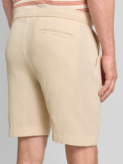 Männermodel trägt Regular Fit Sweatshorts aus reiner Baumwolle Modell 'REGCAL' von SELECTED HOMME, Optik: Unifarben, Gesäßtasche, Material: reine Baumwolle, Ganzkörperansicht Rückansicht.