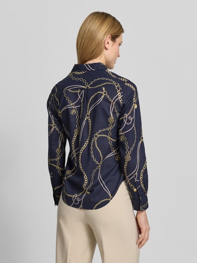 Vrouwenmodel draagt Regular Fit Bluse im Allover-Look van Gant, donkerblauw met goudkleurige kettingprint, pure katoen, overhemdkraag, knoopsluiting, ruglengte 66 cm, mouwlengte 61 cm, geheel van achteren.
