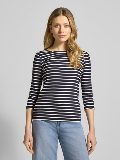 Vrouwenmodel draagt T-shirt met Rundhalsausschnitt en 3/4-mouw van More & More, mix van viscose en elastaan, regular fit, ruglengte maat 36 57 cm, donkerblauw en wit gestreept, rechte vormen, zachte textuur. Volledige lichaamsaanzicht van voren.