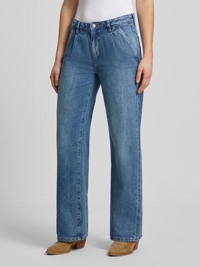 Vrouwenmodel draagt Wide Leg Jeans im Used-Look van Gina Tricot, blauwe katoen, wide leg fit, steekzakken, voorkant volledig zichtbaar, Ganzkörperansicht von vorne.