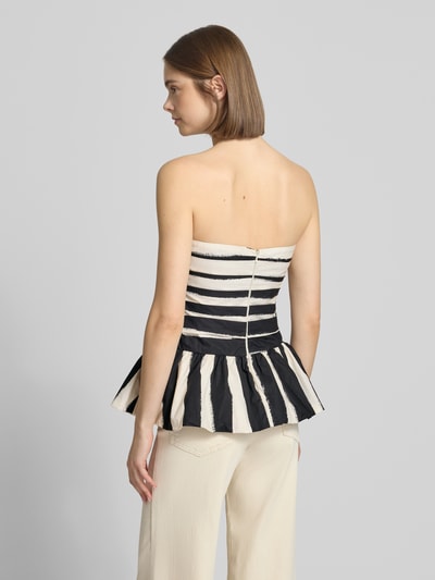 Frauenmodel trägt Bandeau-Top aus Baumwolle Modell 'SOLDE' von Topshop mit schwarz-weißen Streifen, figurbetont, Ganzkörperansicht Rückansicht.