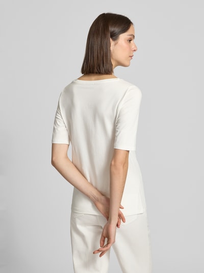Modelka kobieca nosi T-Shirt mit Motiv-Print od More & More, biały kolor, bawełna z elastanem, krój regular fit, okrągły dekolt, długość pleców w rozmiarze 36: 60 cm, widok całej sylwetki z tyłu.