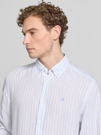 Männermodel trägt Regular Fit Leinenhemd von BOSS mit Two-Tone-Optik, Logo-Stitching und Button-Down-Kragen, Nahaufnahme Oberkörper.
