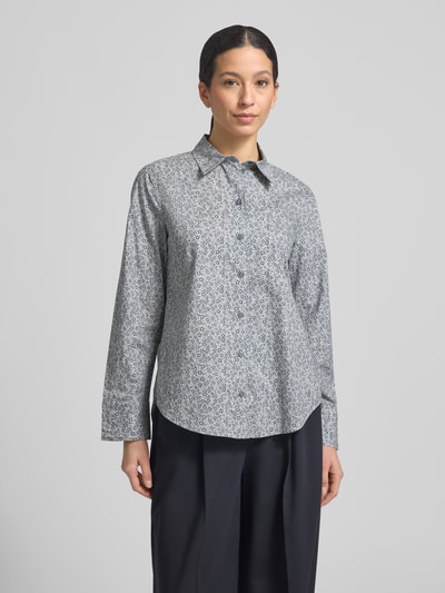 Frauenmodel trägt Regular Fit Hemdbluse aus reiner Baumwolle von Marc O'Polo mit Allover-Muster, Papertouch-Popeline, Ganzkörperansicht von vorne.