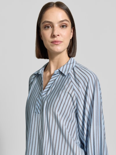 Vrouwenmodel draagt Relaxed Fit blouse uit viscosemix van zero met platte kraag en lange mouwen, blauw gestreept, Nahaufnahme Oberkörper. Ruglengte maat 36: 66 cm, mouwlengte maat 36: 59 cm.
