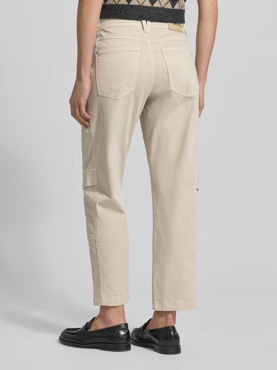 Männermodel trägt Straight Fit Cargohose aus Baumwoll-Mix Modell 'Ruby 2.0' von MAC, mieszanka bawełny i elastanu, prosty krój, zapięcie na guzik i zamek błyskawiczny, kieszenie wsuwane, kieszenie cargo, kieszenie z tyłu, ozdobne szwy, szerokość w rozmiarze 36: 41 cm, długość wewnętrzna nogawki w rozmiarze 36: 69 cm, widok całej sylwetki od tyłu.