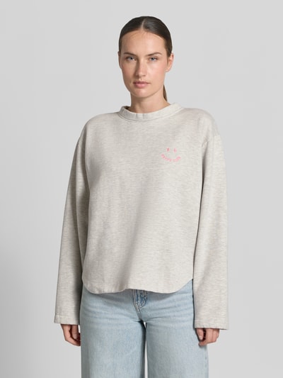 Frauenmodel trägt Relaxed Fit Sweatshirt aus Baumwoll-Mix von Emily Van den Bergh in Beige mit Statement-Stitching, Rundhalsausschnitt, langärmeligem Design, Ganzkörperansicht von vorne.