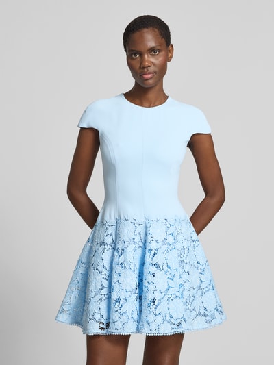 Frauenmodel trägt Minikleid mit floraler Lochstickerei von Self-Portrait in Hellblau, taillierte Passform, Rundhalsausschnitt, blickdichter Unterrock, kurzärmeliges Design, Textur aus feiner Spitze, Brustweite 40 cm, Gesamtlänge 85 cm, Nahaufnahme Oberkörper.