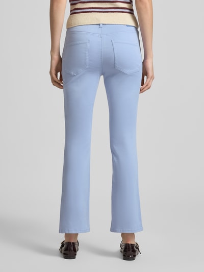 Kobiece modelka nosi Flared Fit Jeans mit Lyocell-Anteil Modell 'Ashley' von MOS MOSH, kolor jasnoniebieski, mieszanka bawełny i lyocellu, krój rozkloszowany, zapięcie na guzik i zamek błyskawiczny, szerokość w rozmiarze 27: 39 cm, długość wewnętrzna nogawki 72 cm, widok całej sylwetki od tyłu.