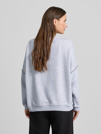 Frauenmodel trägt Sweatshirt mit Statement-Print von miss goodlife in Hellgrau, Reine Baumwolle, Lockerer-Schnitt, Gerippte-Abschlüsse, Rundhalsausschnitt, Ganzkörperansicht Rückansicht.