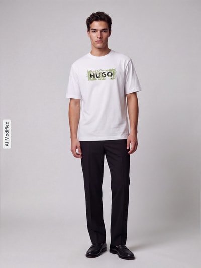 Männermodel trägt Regular Fit T-Shirt aus reiner Baumwolle Modell 'Niviotee' von HUGO, weiß, mit Motiv-Print, Ganzkörperansicht von vorne, KI-modifiziertes Bild.