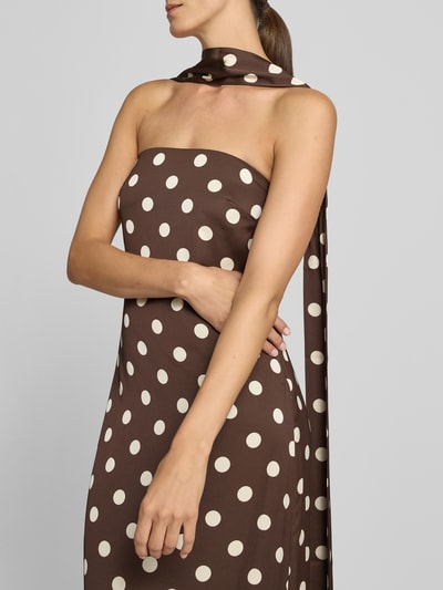 Kobiece modelka nosi brązową sukienkę wieczorową w białe grochy z dodatkiem wiskozy Figurbetontes Abendkleid mit Viskose-Anteil od Jake*s Cocktail, zbliżenie na górną część ciała.