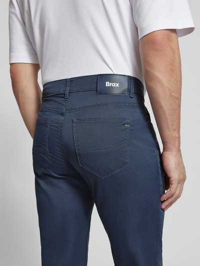 Männermodel trägt Hose mit Strukturmuster Modell 'Cadiz' von BRAX in Blau, Baumwoll-Elasthan-Mix mit Eingrifftaschen, Ganzkörperansicht Rückansicht. Regular-Fit, Bundweite 46 cm, Innenbeinlänge 83 cm bei Größe 32/32.