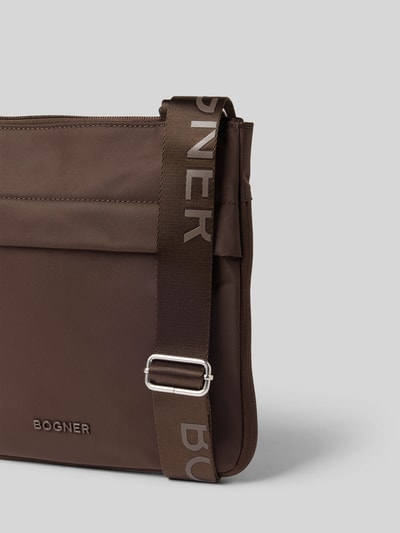 Produktfoto, Shoulder Bag mit Logo-Detail Modell 'Serena' von BOGNER in Braun mit Reißverschluss und verstellbarem Schulterriemen, glatte Textur