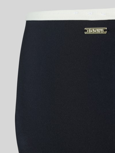 Produktfoto, figi bikini z mieszanki materiałów z dodatkiem streczu, czarne z białym elastycznym pasem, detal z logo, Bikini-Slip mit Label-Detail Modell 'Blanca Beach' von JOOP! Collection, krój dopasowany