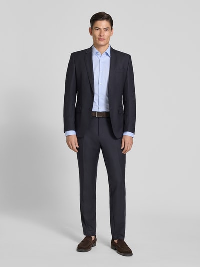 Männermodel trägt Businesshemd aus Baumwoll-Mix Modell 'H-JOE-K-C1' von BOSS in Hellblau mit feinem Webmuster, Ganzkörperansicht von vorne.