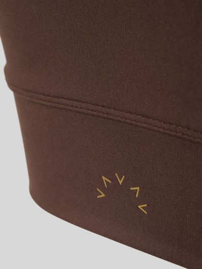 Produktfoto, brauner Slim Fit Sport-BH mit Logo-Print Modell 'Freesoft' von VARLEY, elastischer Material-Mix, glatte Oberfläche.