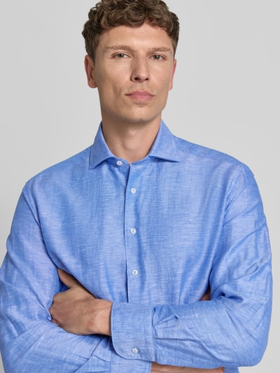 Männermodel trägt Regular Fit Business-Hemd mit Kentkragen von ETERNA in Hellblau, Baumwoll-Mix mit Leinen-Anteil, Nahaufnahme Oberkörper.