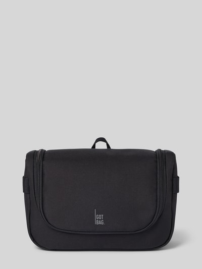 Produktfoto, Kulturbeutel mit Logo-Detail von Gotbag in Schwarz mit Strukturmuster, Hauptfach mit Reißverschluss, Steckfächer innen, Breite 26 cm, Länge 16 cm, Tiefe 10 cm