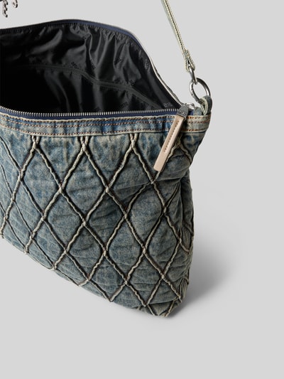 Produktfoto, Shoulder Bag in Denim-Optik von Diesel mit Hauptfach, Reißverschluss, Ketten-Optik, Strasssteinbesatz, Maße 53x46x10 cm, gerundete rechteckige Form, blaue Denim-Oberfläche mit Rautensteppung und strukturierter Textur