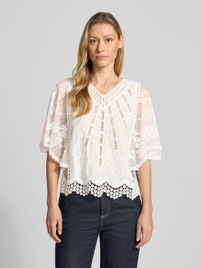 Frauenmodel trägt Blusenshirt aus Spitze von Apricot in Weiß, gerader Schnitt, V-Ausschnitt, Fledermausärmel, Baumwolle, Ganzkörperansicht von vorne.