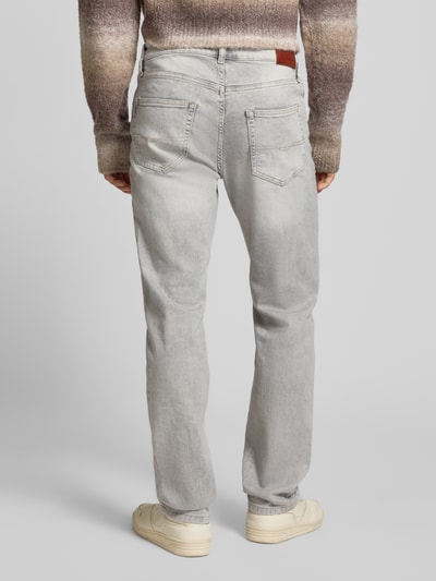 Männermodel trägt Straight Fit Jeans aus Baumwoll-Mix Modell 'CASH' von Pepe Jeans in grijs, five-pocket, label patch, mid waist, ganzkörperansicht rückansicht.