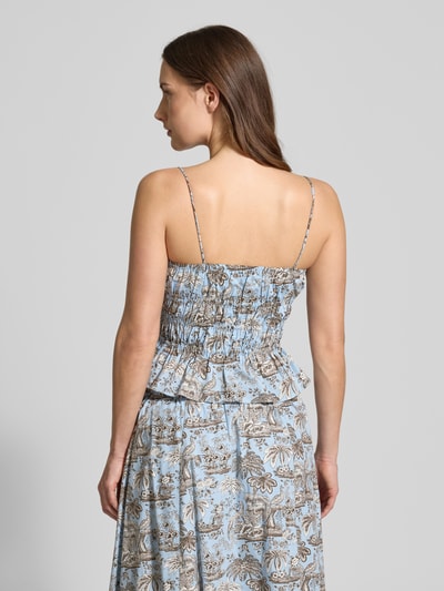 Frauenmodel trägt Slim Fit Top mit floralem Allover-Print Modell 'Ayla' von Staud in Hellblau-Braun, elastischer Baumwoll-Mix, Ganzkörperansicht Rückansicht.